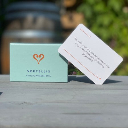Dit is een foto van het spel Vertellis - Vrijdagvragenkaartspel te koop bij Speldorado Spellenwinkel Delft