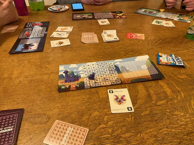 Dit is een foto van het spel Happy Little Dinosaurs NL te koop bij Speldorado Spellenwinkel Delft
