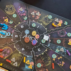 Arcs bordspel van Leder Games met ruimteschipminiaturen, kaarten en speelbord in sciencefictionstijl
