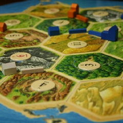 Catan bordspel met tegels, grondstoffen, uitbreidingen zoals Steden en Ridders en Zeevaarders