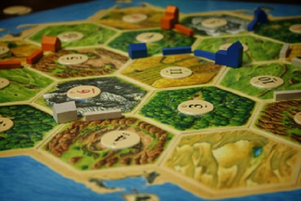 Catan basisspelbord met tegels en speelstukken – collectie bij Speldorado