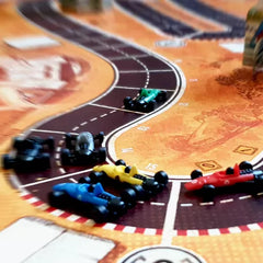 Heat Pedal to the Metal bordspel met racewagens, speelbord, kaarten en circuits in autosportthema