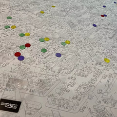 MicroMacro: Crime City spel met grote zwart-wit kaart, opdrachtkaarten en uitbreidingen als Full House en All In
