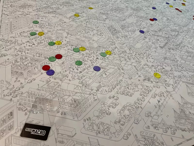 MicroMacro: Crime City spel met grote zwart-wit kaart, opdrachtkaarten en uitbreidingen als Full House en All In