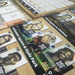 Chronicles of Crime bordspel met kaarten, scanbare QR-codes en uitbreidingen zoals 1400 en 2400 in detective thema