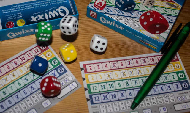 Qwixx kopen bij Spelderado Delft. Van Qwixx Original tot Big Points, Connected en On Board. Ontdek scoreblokken en uitbreidingen voor eindeloos dobbelplezier!