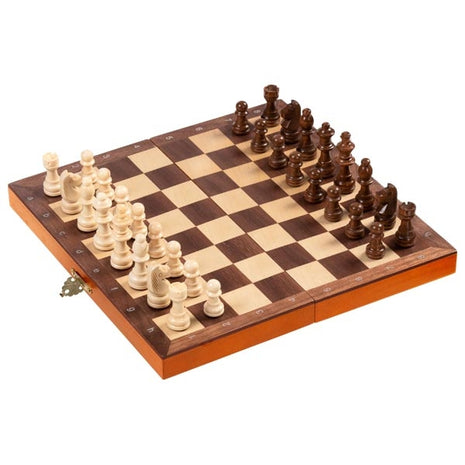 Magnetisch schaakspel in een houten kist met scharnieren.