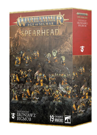 Dit is een afbeelding van het miniatuur spearhead: ironjawz bigmob - orruk warclans voor het spel Warhammer, te koop bij Tabletop Miniature Wargames spellenwinkel Speldorado in delft