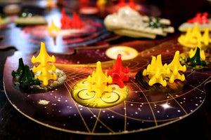 Cosmic Encounter speloverzicht met alien kaarten