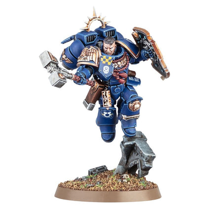 Dit is een afbeelding van het miniatuur Captain With  Jump Pack & Relic Shield -Space Marines voor het spel Warhammer, te koop bij Tabletop Miniature Wargames spellenwinkel Speldorado in delft
