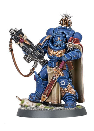 Dit is een afbeelding van het miniatuur Captain with Master-Crafted Bolt Rifle - Space Marines voor het spel Warhammer, te koop bij Tabletop Miniature Wargames spellenwinkel Speldorado in delft
