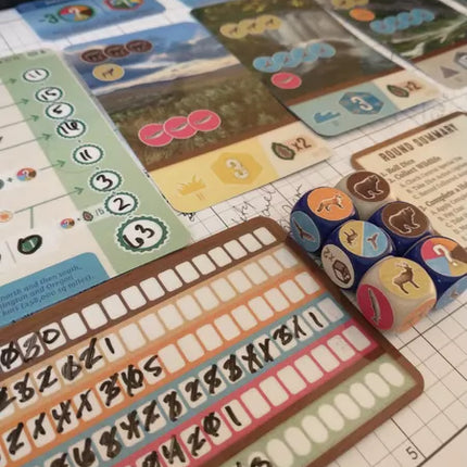 Afbeelding van het bordspel Cascadia - Rolling Rivers, te koop bij Speldorado. Het spel heeft een natuurthema met rivieren, dieren en kleurrijke tegels."