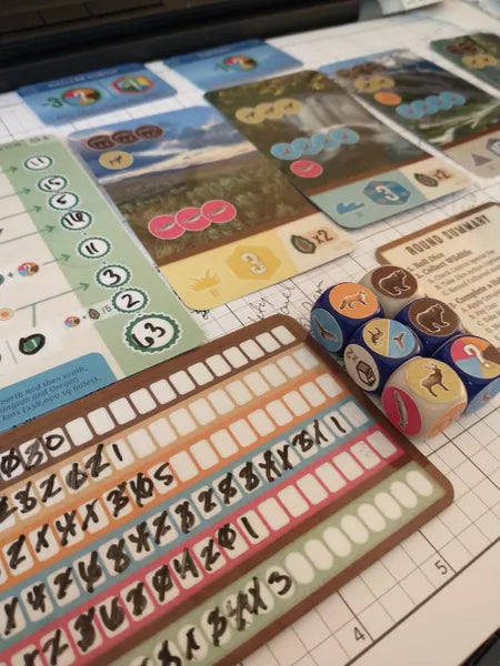 Afbeelding van het bordspel Cascadia - Rolling Rivers, te koop bij Speldorado. Het spel heeft een natuurthema met rivieren, dieren en kleurrijke tegels."