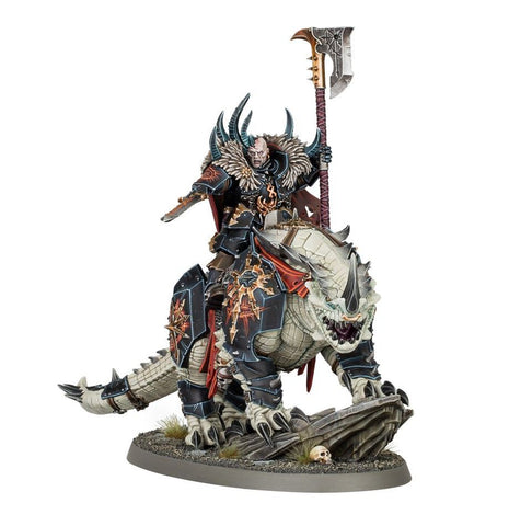 Dit is een afbeelding van het miniatuur Chaos Lord On Karkadrak - Slaves to Darkness voor het spel Warhammer, te koop bij Tabletop Miniature Wargames spellenwinkel Speldorado in delft