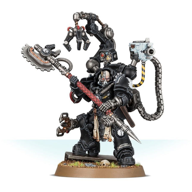 Dit is een afbeelding van het miniatuur Iron Handsiron Father Feirros - Space Marines voor het spel Warhammer, te koop bij Tabletop Miniature Wargames spellenwinkel Speldorado in delft