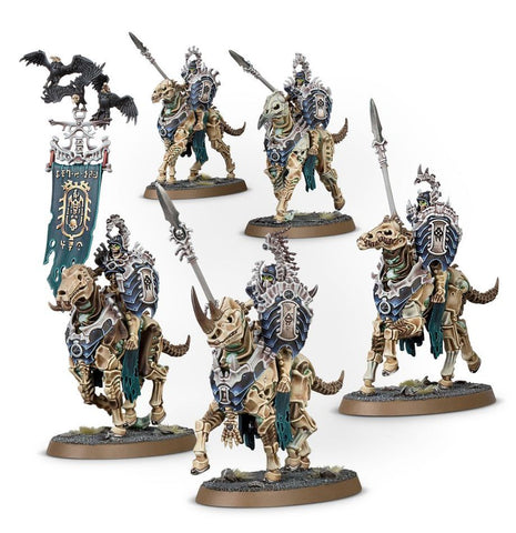 Dit is een afbeelding van het miniatuur Kavalos Deathriders - Flesh Eater Courts voor het spel Warhammer, te koop bij Tabletop Miniature Wargames spellenwinkel Speldorado in delft