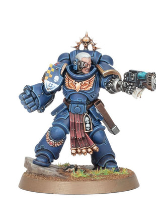 Dit is een afbeelding van het miniatuur Lieutenant - Space Marines voor het spel Warhammer, te koop bij Tabletop Miniature Wargames spellenwinkel Speldorado in delft