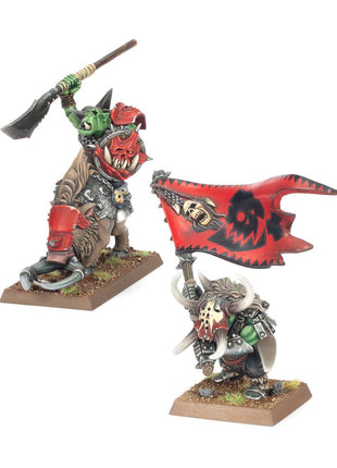 Dit is een afbeelding van het miniatuur Orc Bosses - Orc & Goblin Tribes voor het spel Warhammer, te koop bij Tabletop Miniature Wargames spellenwinkel Speldorado in delft