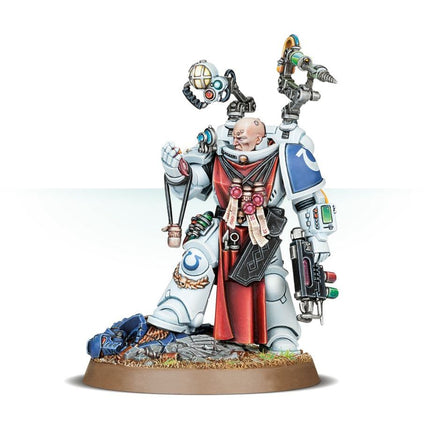 Dit is een afbeelding van het miniatuur Primaris Apothecary - Space Marines voor het spel Warhammer, te koop bij Tabletop Miniature Wargames spellenwinkel Speldorado in delft