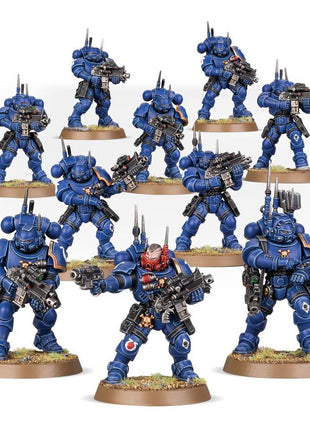 Dit is een afbeelding van het miniatuur Primaris Infiltrators squad- Space Marines voor het spel Warhammer, te koop bij Tabletop Miniature Wargames spellenwinkel Speldorado in delft