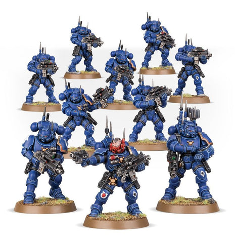 Dit is een afbeelding van het miniatuur Primaris Infiltrators squad- Space Marines voor het spel Warhammer, te koop bij Tabletop Miniature Wargames spellenwinkel Speldorado in delft
