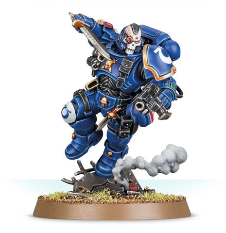 Dit is een afbeelding van het miniatuur Primaris Lieutenant In Reiver Armour - Space Marines voor het spel Warhammer, te koop bij Tabletop Miniature Wargames spellenwinkel Speldorado in delft