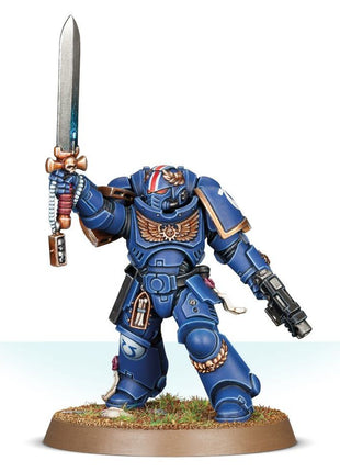 Dit is een afbeelding van het miniatuur Primaris Lieutenant With Power Sword - Space Marines voor het spel Warhammer, te koop bij Tabletop Miniature Wargames spellenwinkel Speldorado in delft