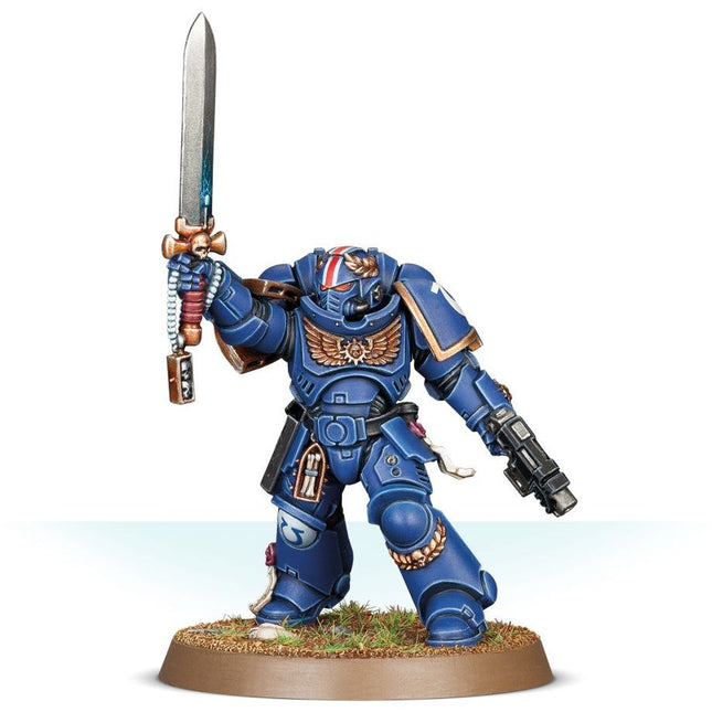 Dit is een afbeelding van het miniatuur Primaris Lieutenant With Power Sword - Space Marines voor het spel Warhammer, te koop bij Tabletop Miniature Wargames spellenwinkel Speldorado in delft