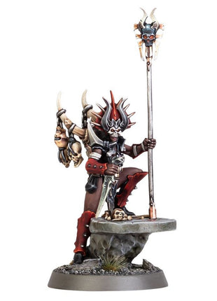 Dit is een afbeelding van het miniatuur Realmgore Ritualist - Blades of Khorne voor het spel Warhammer, te koop bij Tabletop Miniature Wargames spellenwinkel Speldorado in delft