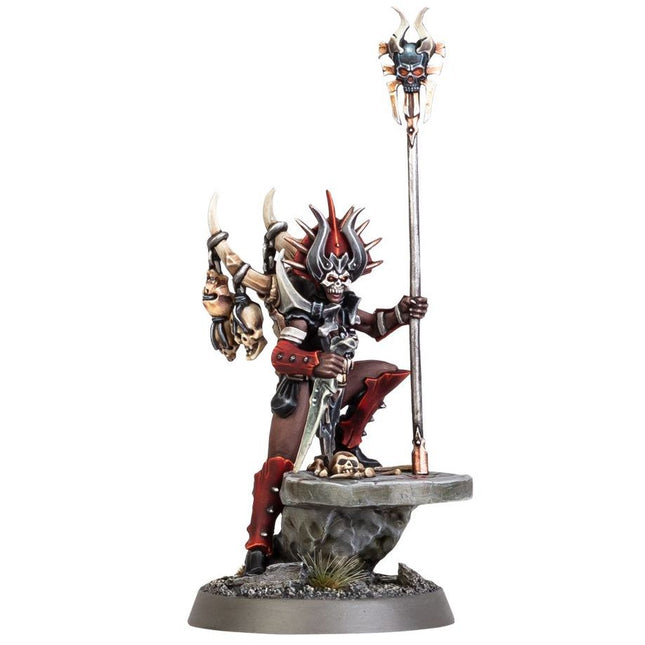 Dit is een afbeelding van het miniatuur Realmgore Ritualist - Blades of Khorne voor het spel Warhammer, te koop bij Tabletop Miniature Wargames spellenwinkel Speldorado in delft