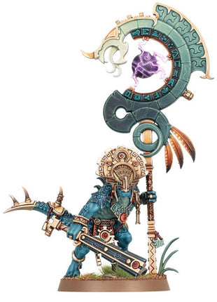 Dit is een afbeelding van het miniatuur Saurus Astrolith Bearer - Seraphon voor het spel Warhammer, te koop bij Tabletop Miniature Wargames spellenwinkel Speldorado in delft