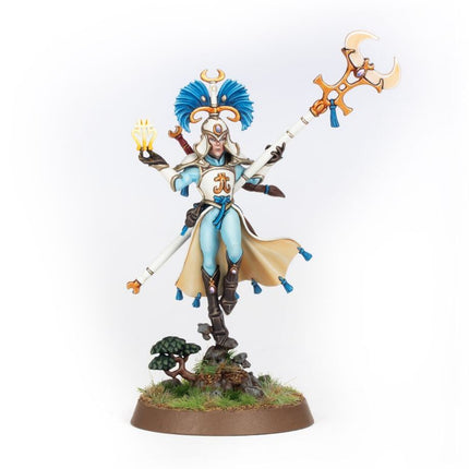 Dit is een afbeelding van het miniatuur Scinari Enlightener - Lumineth Realm Lords voor het spel Warhammer, te koop bij Tabletop Miniature Wargames spellenwinkel Speldorado in delft