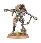 Dit is een afbeelding van het miniatuur Kroot Trail Shaper - Tau Empire voor het spel Warhammer, te koop bij Tabletop Miniature Wargames spellenwinkel Speldorado in delft