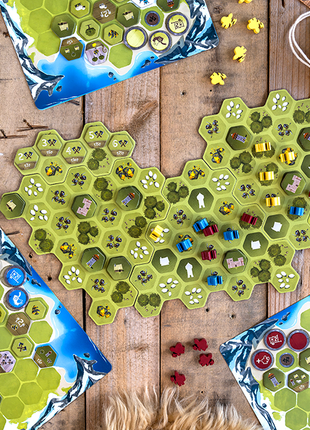 Speelsituatie in Looot waarin spelers vikings plaatsen, resources verzamelen en longships inzetten voor punten.