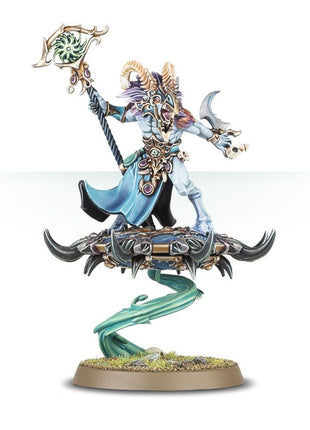 Dit is een afbeelding van het miniatuur Tzaangor Shaman - Tzeentch voor het spel Warhammer, te koop bij Tabletop Miniature Wargames spellenwinkel Speldorado in delft
