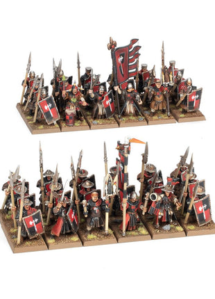 Dit is een afbeelding van het miniatuur Men-At-Arms - Kingdom of Bretonnia voor het spel Warhammer, te koop bij Tabletop Miniature Wargames spellenwinkel Speldorado in delft