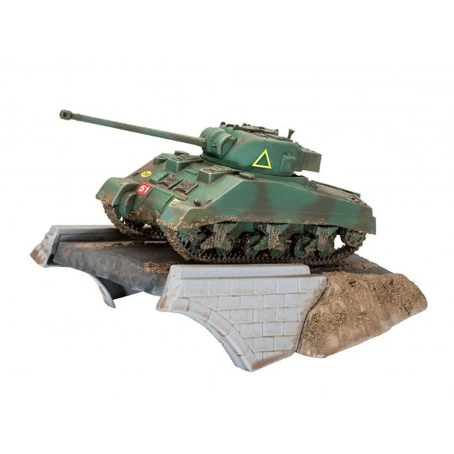 Dit is een foto van het spel First Diorama Set - Sherman Firefly te koop bij Speldorado Spellenwinkel Delft