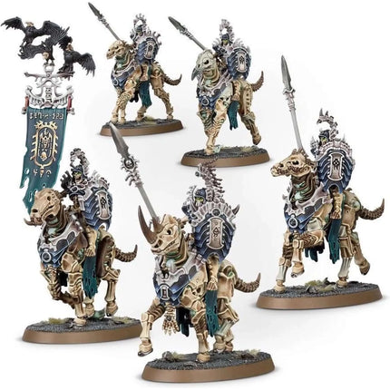 Dit is een foto van het spel Kavalos Deathriders - Ossiarch Bonereapers te koop bij Speldorado Spellenwinkel Delft