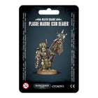 Dit is een afbeelding van het miniatuur Plague Marine Icon Bearer - Death Guard voor het spel Warhammer, te koop bij Tabletop Miniature Wargames spellenwinkel Speldorado in delft
