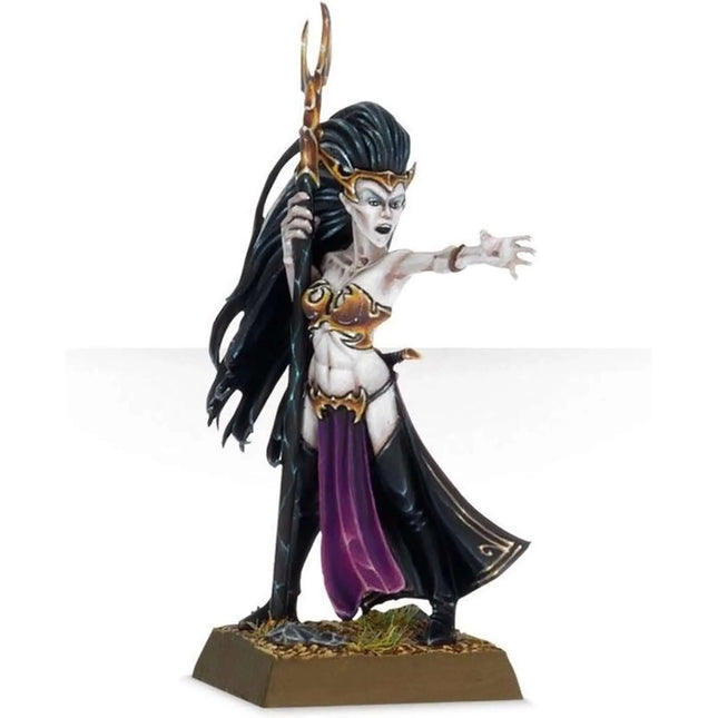 Dit is een foto van het spel Dark Elf Supreme Sorceress - Daughters of Khaine te koop bij Speldorado Spellenwinkel Delft