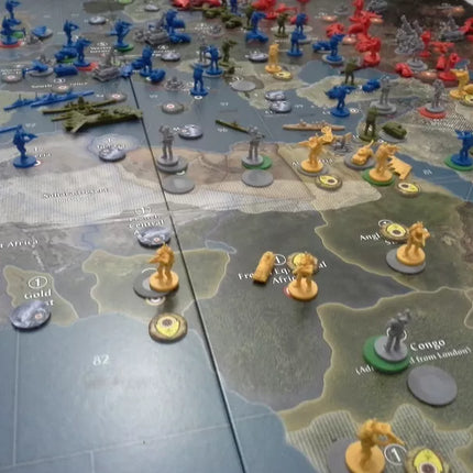Dit is een foto van het spel Axis And Allies Europe 1940 te koop bij Speldorado Spellenwinkel Delft